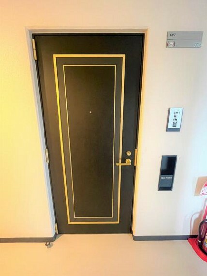 玄関 【玄関ドア】マンションの共用部分の玄関ドアになります。廊下の電気は人感センサーで自動で付くので、夜遅くに帰ってきても安心ですね。