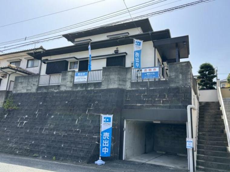 駐車場 【駐車場】堀車庫1台分になります。高さの制限はありますが、屋根ありますので大切なお車も汚れにくく、お車をお持ちでないお客様は物置としてもお使い頂けますので便利です。