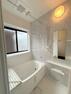 浴室 【リフォーム済】浴室はLIXIL製の新品のユニットバスに交換しました。床は水はけがよく汚れが付きにくい加工がされているのでお掃除ラクラクです。浴室乾燥機もついているので雨の日でも安心です。