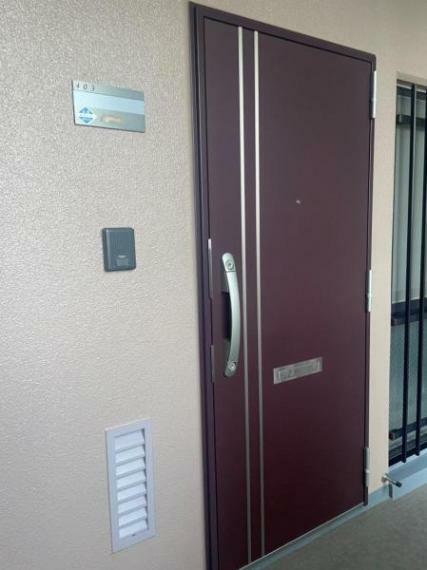 【リフォーム済】玄関ドアの写真です。ドアはクリーニングしました。