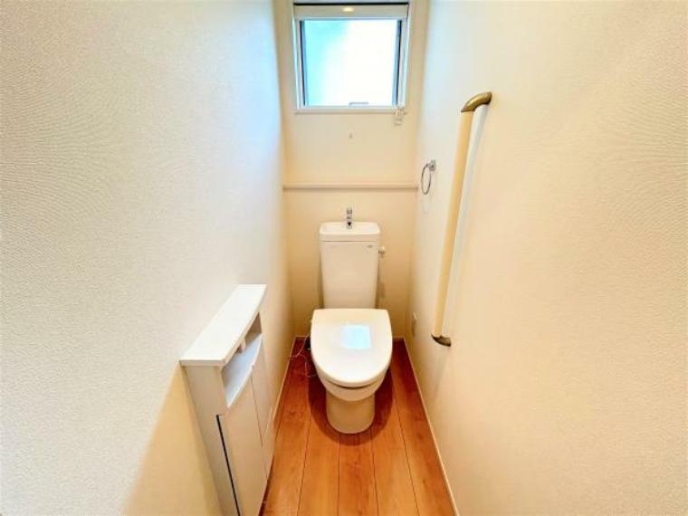 トイレ 【リフォーム済】二階トイレの写真です。ハウスクリーニングを行いました。物件にトイレが二つございますので
