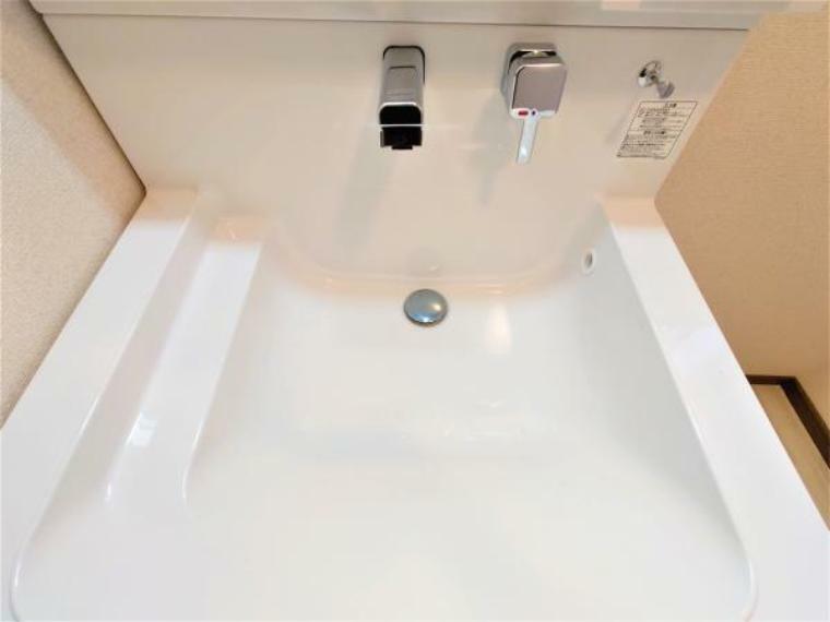 洗面化粧台 【リフォーム完成済み】新品設置の洗面台のボウル部分です。洗い場の淵にアラウンドステップを設けることで物が滑り落ちるのを防止できます。広く平らな底面なので付け置き洗いにも便利です。