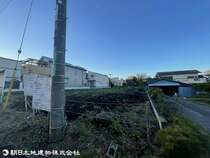 爽やかな青空の下に贅沢なほどに降り注ぐ陽光、豊かな居住性の感じられるロケーションです。