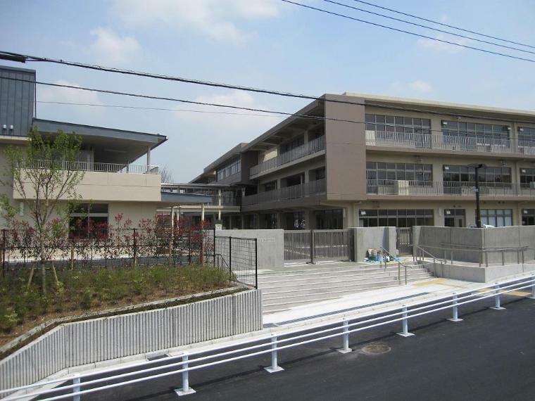 中学校 横浜市立早渕中学校（●令和元年に開校10年を迎えた新しい中学校。学校目標「学び合い 認め合い 高め合う」を目指して学習、行事、委員会・部活動に日々取り組んでいます。この10年間に早渕中学校の良き伝統が作られています●）