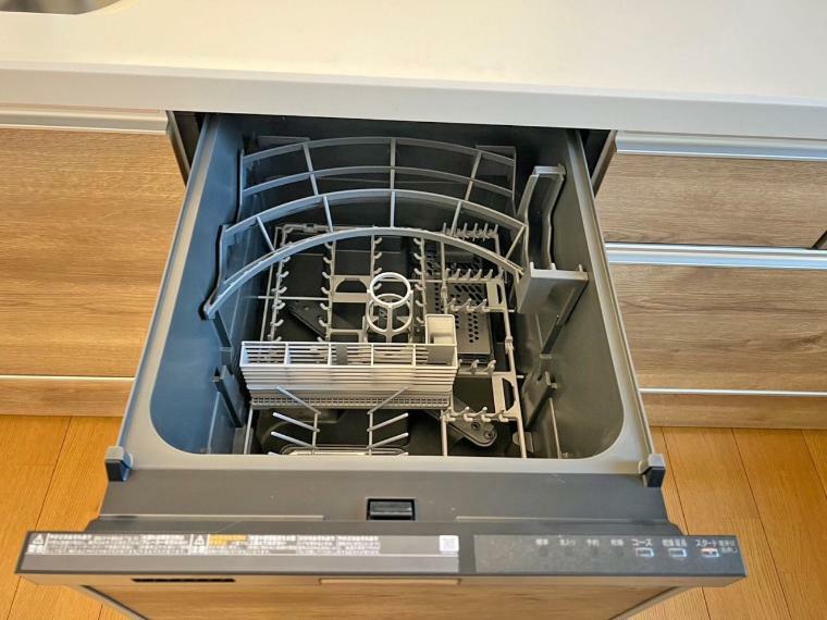 キッチン 食器を洗っている間にお掃除など、様々なシーンで家事の時短に役立つ食洗機付きのキッチンが標準装備です。家事の時間を短縮してくれるだけでなく、電気・水道代の節約にもつながります。