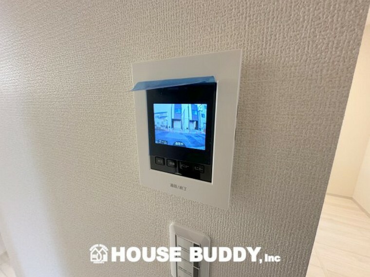TVモニター付きインターフォン 来客時にカラー画像で確認が出来る「見える安心」を形にモニター付きインターホンを設置。