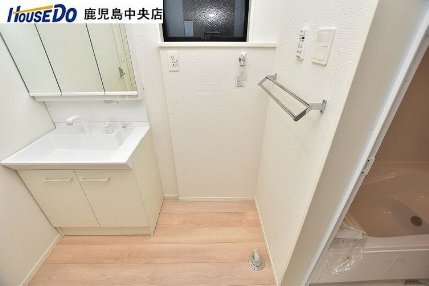 【洗濯機置場】アレンジ可能な広さを確保しつつ、嫌な湿気を外に出す小窓付きの洗濯機置き場です