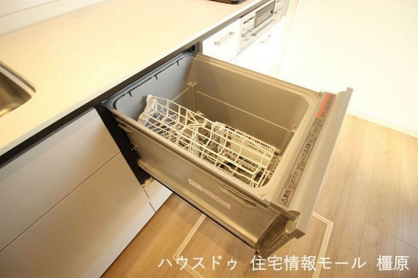 食器洗浄乾燥機を完備。高温のお湯と水圧で洗浄し、手洗いよりも清潔です。5人分の食器を一度に洗い流します。