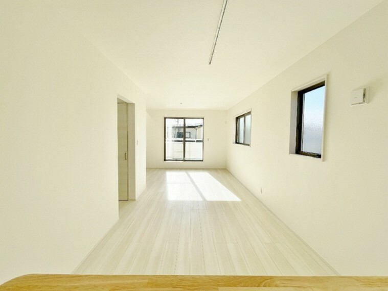 居間・リビング 2階の16.5帖のリビングは明るく清潔な雰囲気にまとめられています。
