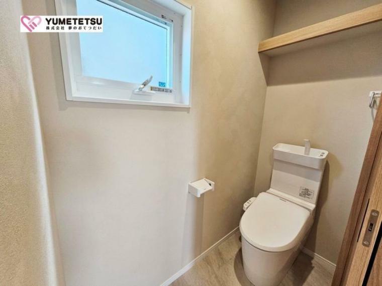 トイレは1階と2階にあるので、朝の混雑時に大活躍！バタバタ忙しい朝の身支度もスムーズに進みます。小窓がついて明るく収納付で便利です。お掃除もラクラクなウォシュレット一体型トイレを採用しています。
