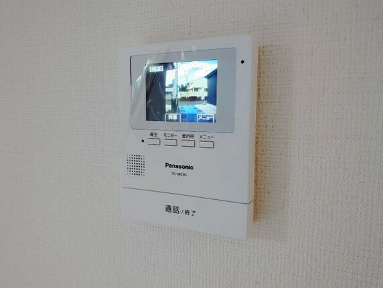 TVモニター付きインターフォン 「見える安心」をカタチにしました。誰が来てもわかる様にモニター付きインターホンを設置。家事導線を考慮した個所に設置し、防犯性と利便性に優れ快適と安らぎを合わせた優しい設計。