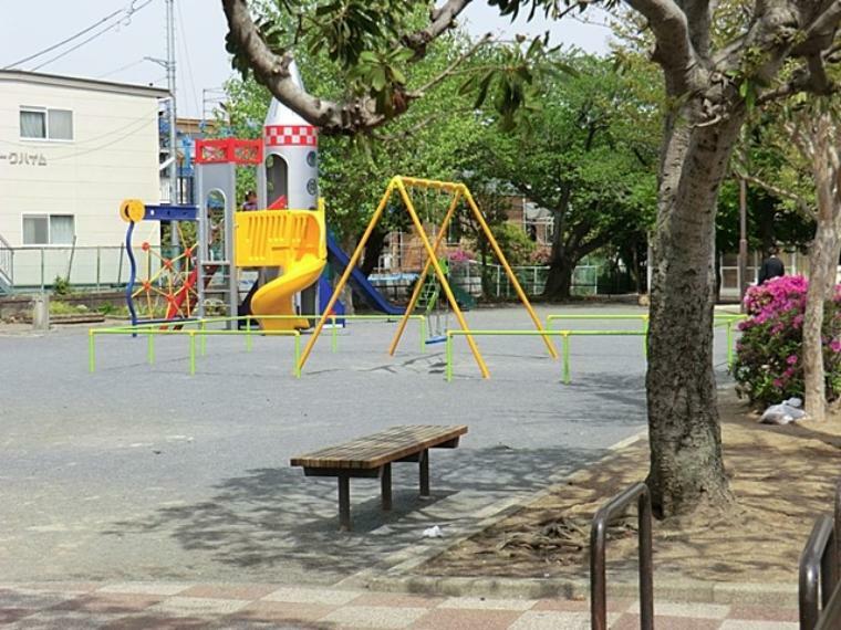 公園 六浦公園（ロケットの形のジャングルジム、滑り台があり、子供たちから「ロケット公園」と呼ばれています。）