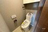 トイレ トイレ新規交換済みのトイレ！便利な温水洗浄便座付です！吊戸棚もついており、備品もスッキリ片付きます。