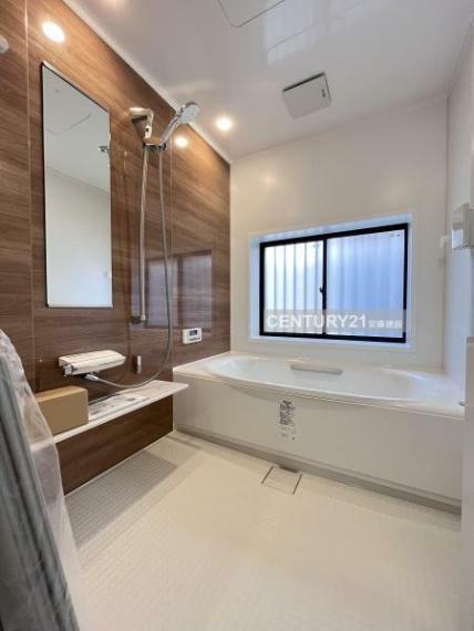 浴室 【　浴室　/　Bathroom　】 落ち着いたカラーのアクセントパネルで優雅な空間を演出したシステムバス。 浴室はゆとりあるサイズ！