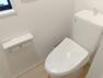 トイレ お手入れしやすいシンプルデザインのトイレは1階・2階共に完備しております。 ストック類をそれぞれ管理しやすいように3段の壁面収納棚をご用意しております。
