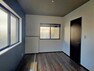 洋室 【洋室6帖】 二面採光となっているのでお部屋を明るく照らします。  全居室にしっかりとした大きさのクローゼットを完備し、収納スペースも十分です。