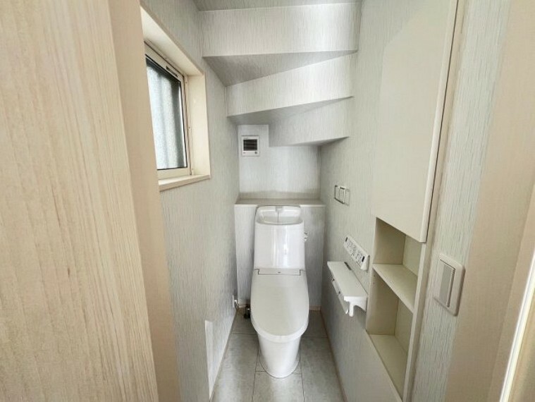トイレ 【C号棟　トイレ】白を基調とした清潔感あるトイレです。