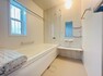 浴室 【入間市高倉2丁目A号棟　浴室】1坪タイプの浴室はベンチ型になっており、節水しながらもゆっくりと疲れをとれる空間です。浴室乾燥機能も付いているので雨の日でも選択可能です。（2023.7.30撮影）