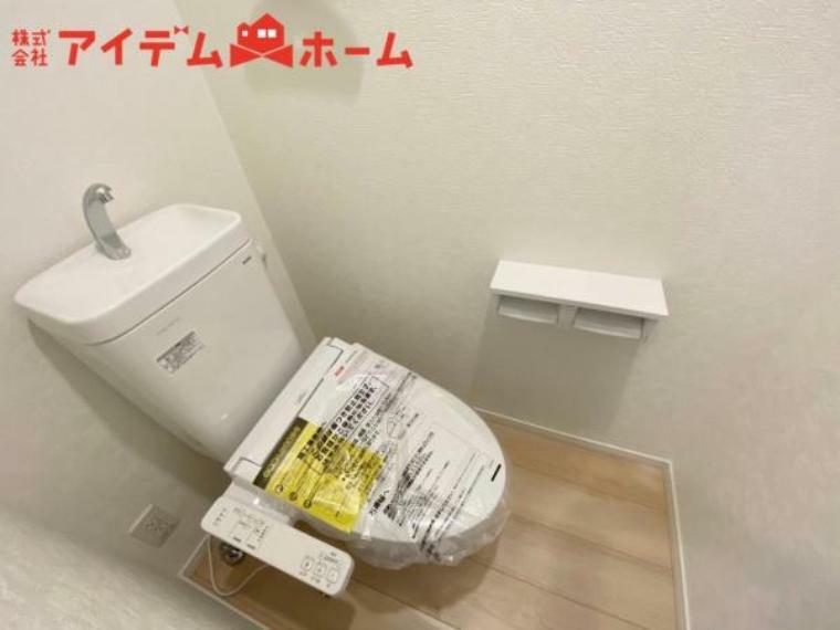 トイレ 7号棟 温水での洗浄機能がついておりますので、 清潔かつ衛生面も安心です。