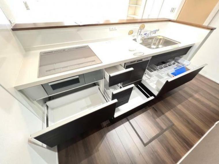 キッチン 大型スライド収納付きで収納力豊富なシステムキッチンです。