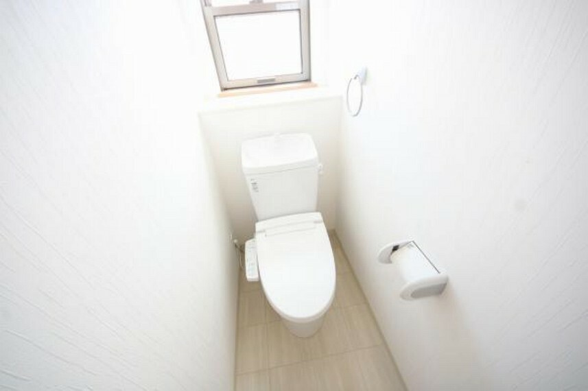2階トイレです。シンプルなデザインのトイレ。飾り付けも楽しめます。