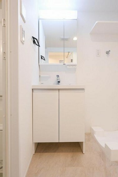洗面化粧台 ホワイトカラーで統一した、清潔感のある空間です