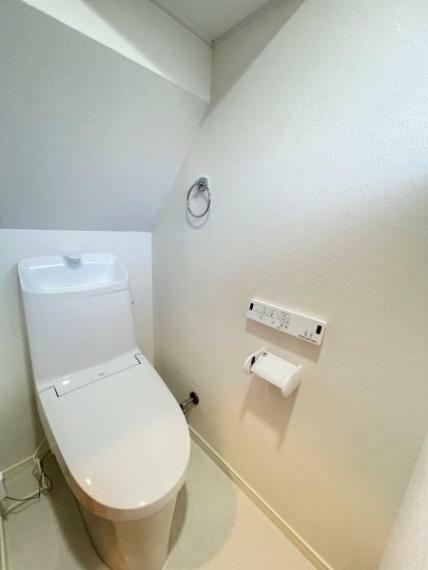トイレ 【リフォーム済/トイレ】LIXIL製の便器・便座に新品交換しました。温水洗浄機能付・暖房便座のため機能的です。タオルリング・ペーパーホルダーも合わせて交換しました。