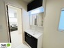 洗面化粧台 シャワー付き三面鏡洗面台。上部にも収納スペースがあり、小物がスッキリ片付きます