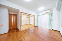 家具の様な木目調の面材がお部屋に馴染み、心地よい空間を演出します。※画像はCGにより家具等の削除、床・壁紙等を加工した空室イメージです。