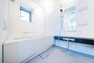 浴室 浴室には窓があります。湿気を逃がしやすいため、浴室を清潔に保ちます。また、お掃除もしやすいのが特徴です。※画像はCGにより家具等の削除、床・壁紙等を加工した空室イメージです。