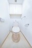 トイレ トイレには小物類の収納に便利な吊戸棚があります。※画像はCGにより家具等の削除、床・壁紙等を加工した空室イメージです。
