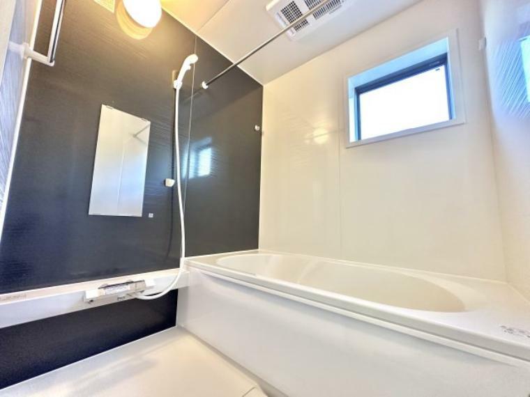 浴室 【2号棟】アクセントパネルがおしゃれな浴室。換気乾燥暖房機付きで、雨の日には浴室内干しも可能