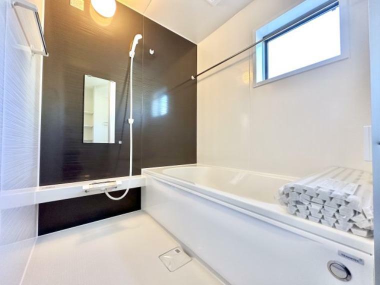 浴室 【1号棟】アクセントパネルがおしゃれな浴室。換気乾燥暖房機付きで、雨の日には浴室内干しも可能 お湯が冷めづらい高断熱の浴槽の為、ご家族皆様が快適なバスタイムをお過ごしいただけます