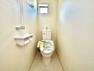 トイレ 【1号棟】節水性能の高いトイレはもちろんウォシュレット付き 便器のフチがないタイプなので、お掃除もサッとひと拭きでOK！