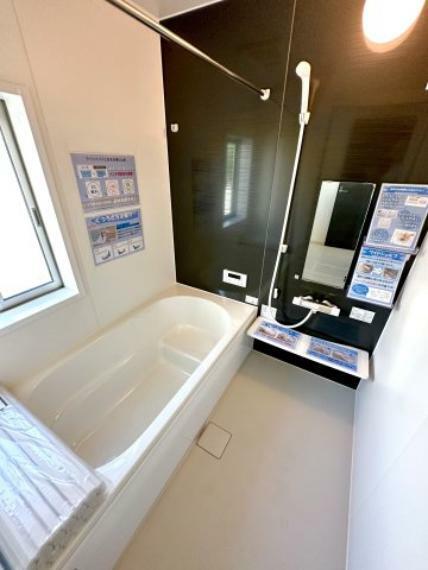 浴室 【1号棟】アクセントパネルがおしゃれな浴室。換気乾燥暖房機付きで、雨の日には浴室内干しも可能