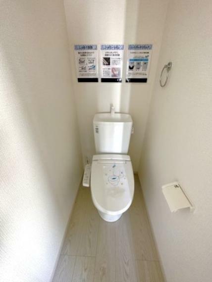 トイレ 【1号棟】節水性能の高いトイレはもちろん温水洗浄便座 便器のフチがないタイプなので、お掃除もサッとひと拭きでOK！
