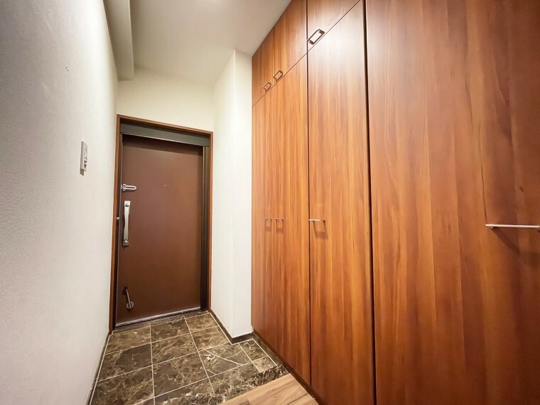 玄関 スッキリとした形の玄関なので、ご家族でお住まいでも整理整頓された状態でお使い頂けます。