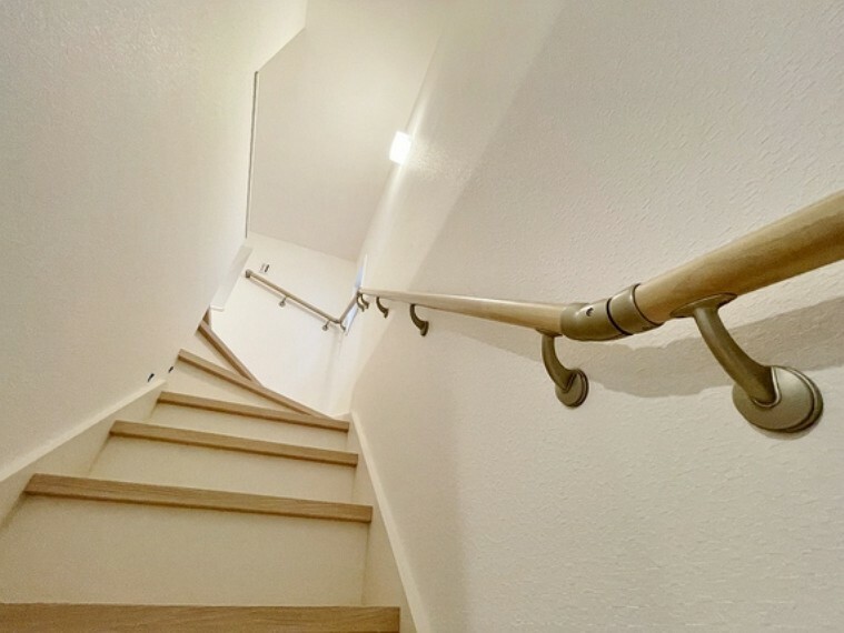 階段には手すりが付いて安心