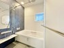 同仕様写真（内観） 施工例2号棟の浴室。一日の疲れを癒す事のできる1坪タイプの広々とした浴室換気乾燥暖房付ユニットバスです。