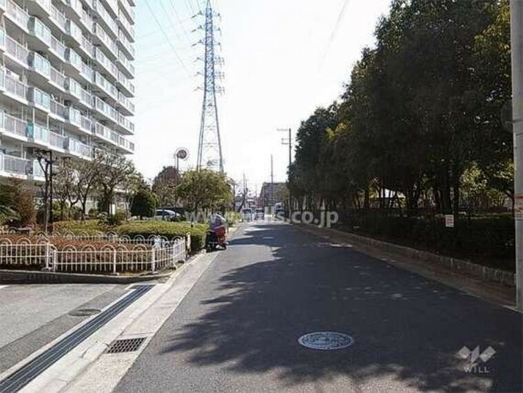 現況写真 敷地の南側には道を挟んで『上田西公園』が広がっています。