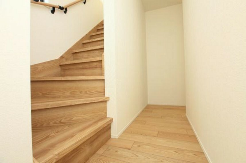 階段は明るく手すりも付いています。お子様やご年配の方もゆっくり上り下りができます。安心して移動することができますね。