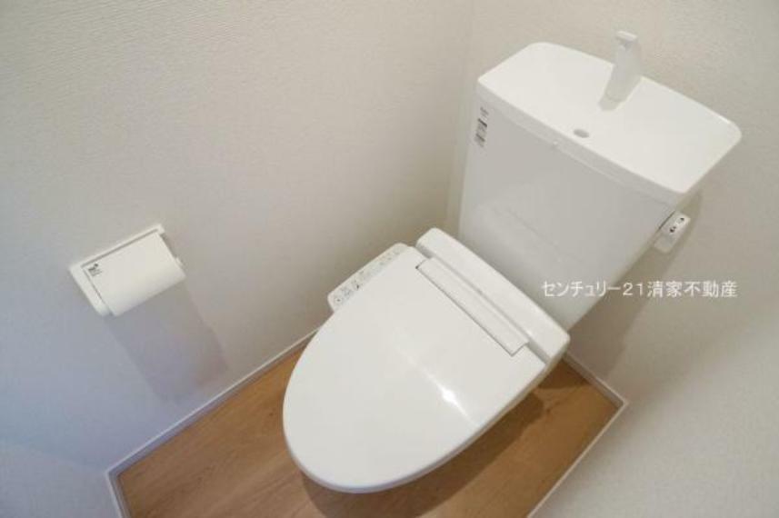 トイレ 3号棟:白を基調とした、清潔感のある水廻りです。（2024年01月撮影）