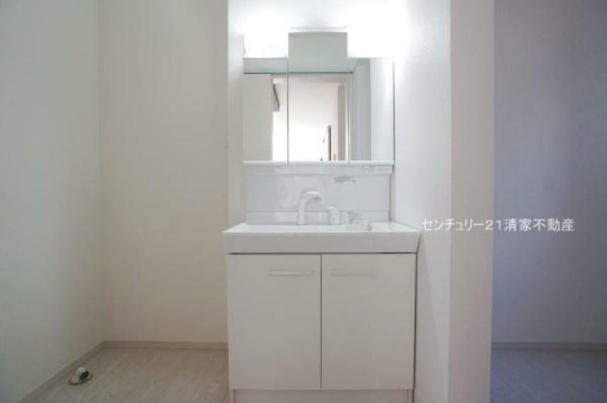 洗面化粧台 4号棟:ワイドな鏡を備えた洗面化粧台（2024年01月撮影）