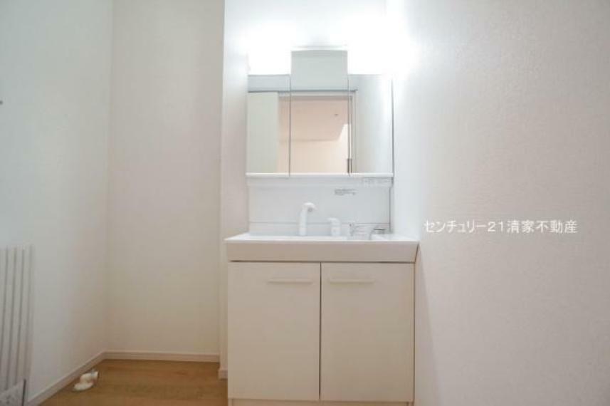 洗面化粧台 5号棟:ワイドな鏡を備えた洗面化粧台（2024年01月撮影）