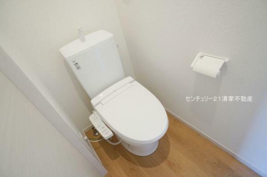 トイレ 5号棟:白を基調とした、清潔感のある水廻りです。（2024年01月撮影）