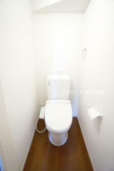 トイレ 2号棟:白を基調とした、清潔感のある水廻りです。（2024年01月撮影）