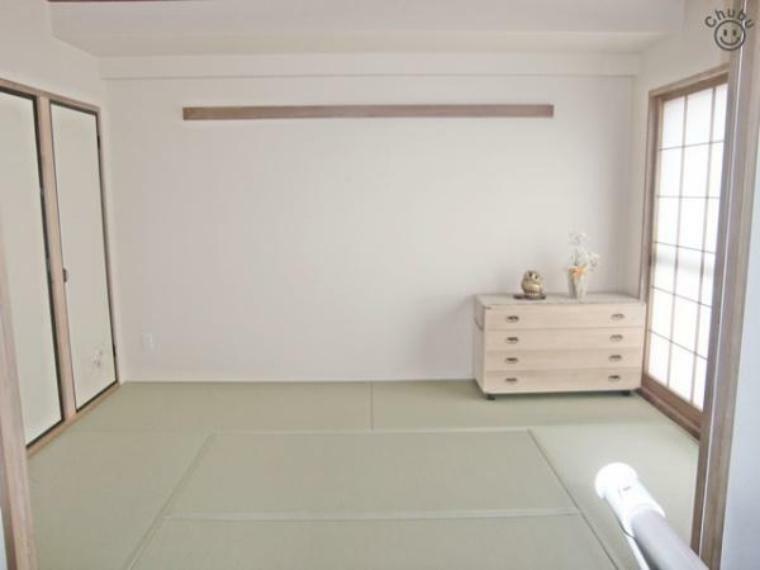 和室 6帖の和室　リビングに隣接した和室は小さなお子様の遊び場や洗濯物を畳んだりとミセスコーナーとしても使えます。