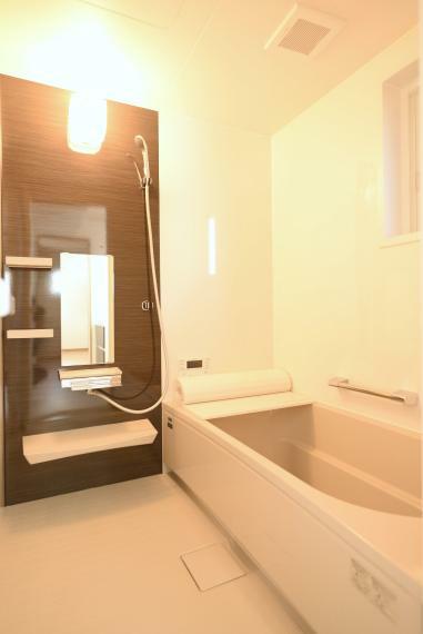 浴室 お掃除カンタン排水溝、汚れにくい床でいつも清潔、快適なユニットバスルームです。