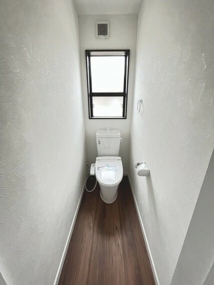 トイレ 2階トイレ。ウォシュレット機能を標準装備。