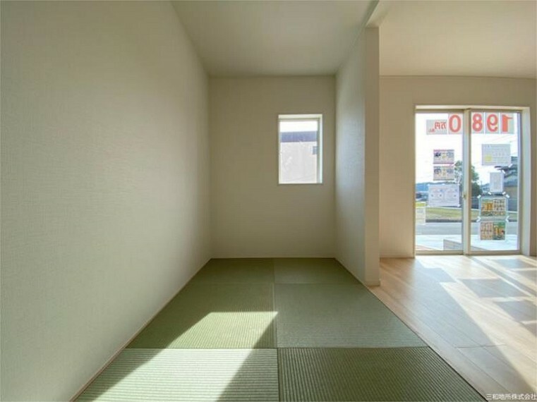 1F和室4帖。リビングとの仕切り扉のない和室ですが琉球畳で洋風なお部屋の雰囲気を損ないません